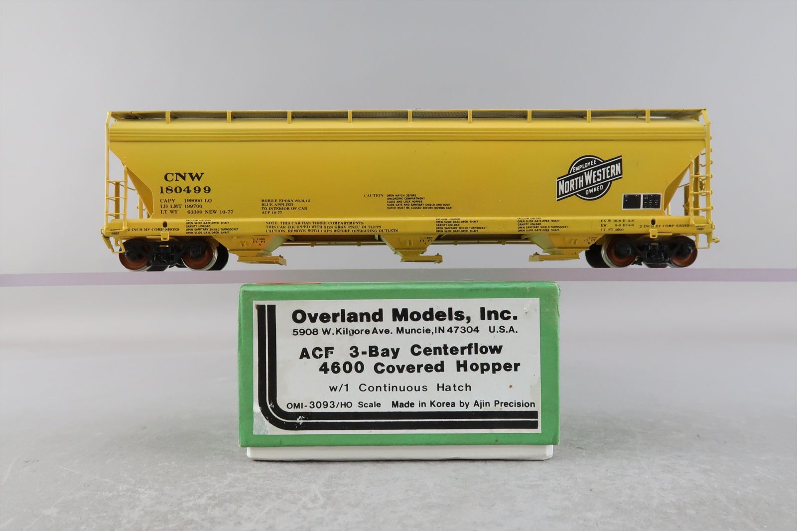 Lionel Standard O plus Norfolk and Western 3 bay centerflow covered hopper, 3 rail - The