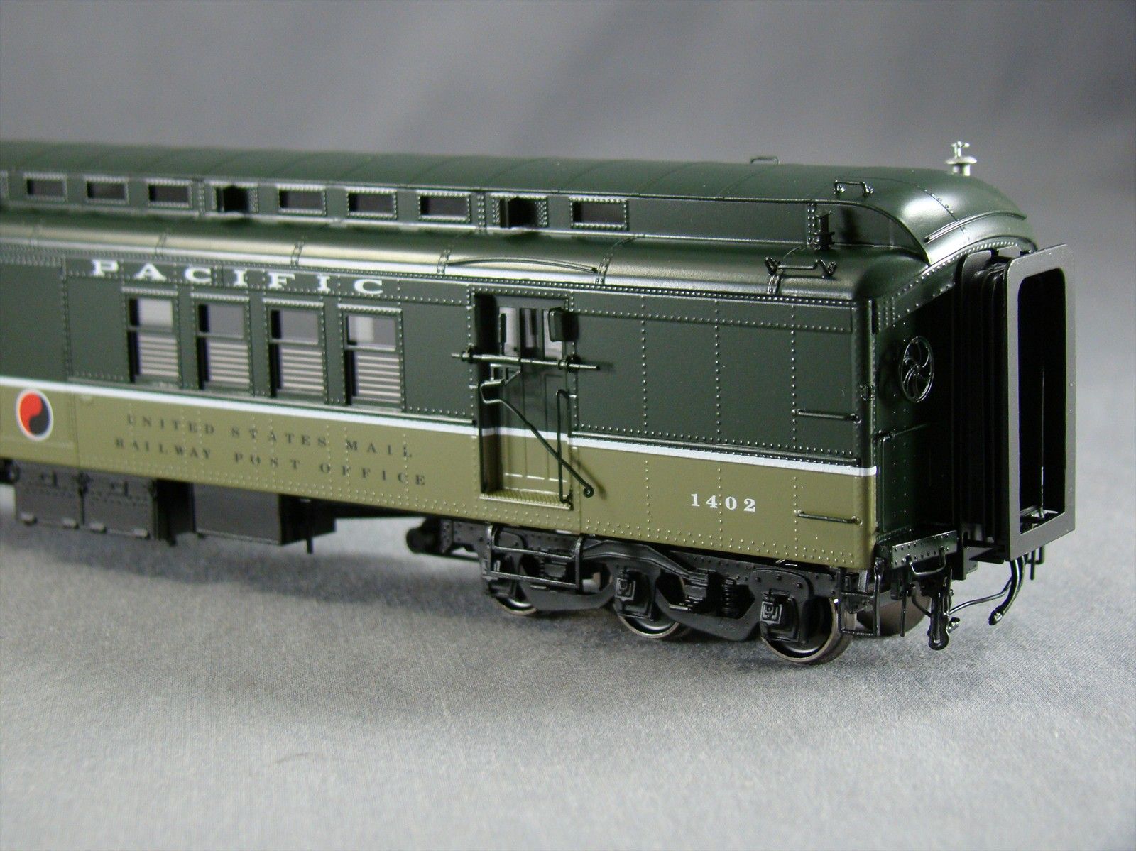 HO W&R Enterprises NP Mail & Express Car #1402 - Loewy Scheme