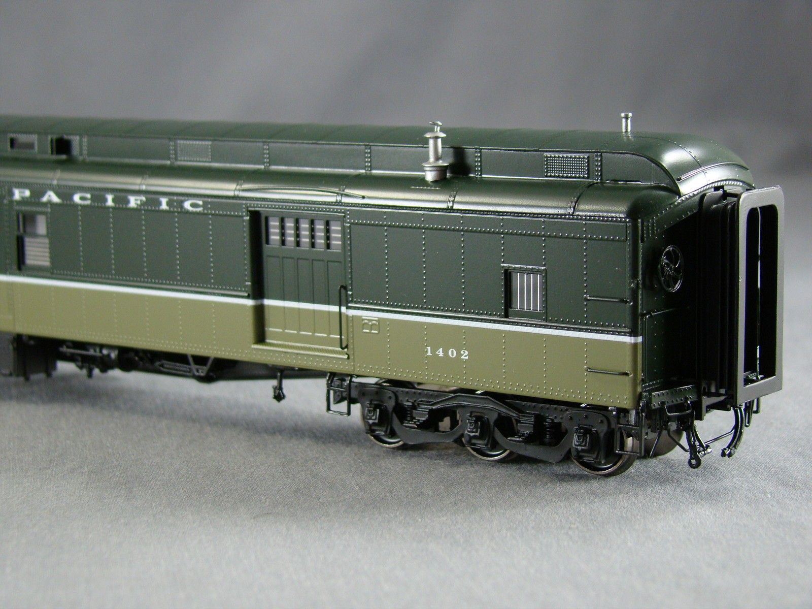 HO W&R Enterprises NP Mail & Express Car #1402 - Loewy Scheme
