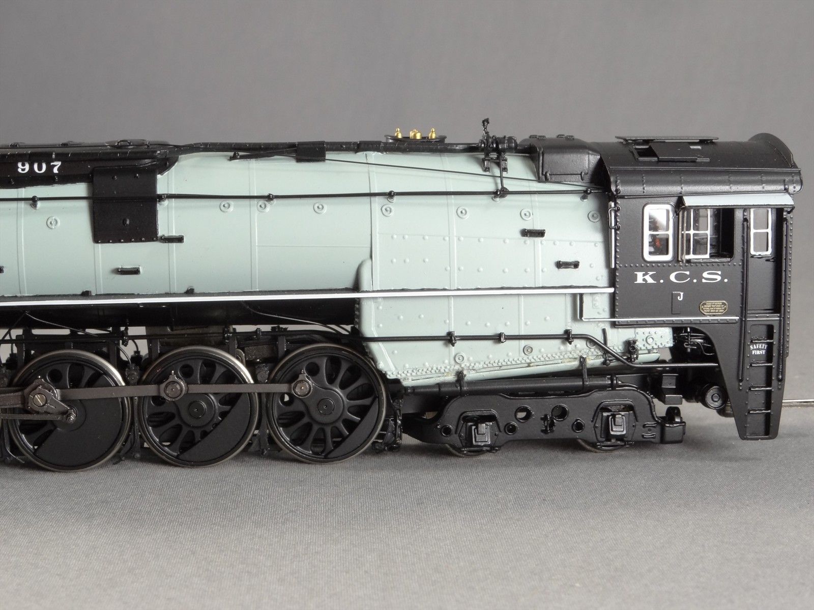HO DP Division Point KCS J Class 2-10-4 #907 - Gray Boiler / Big Pipe