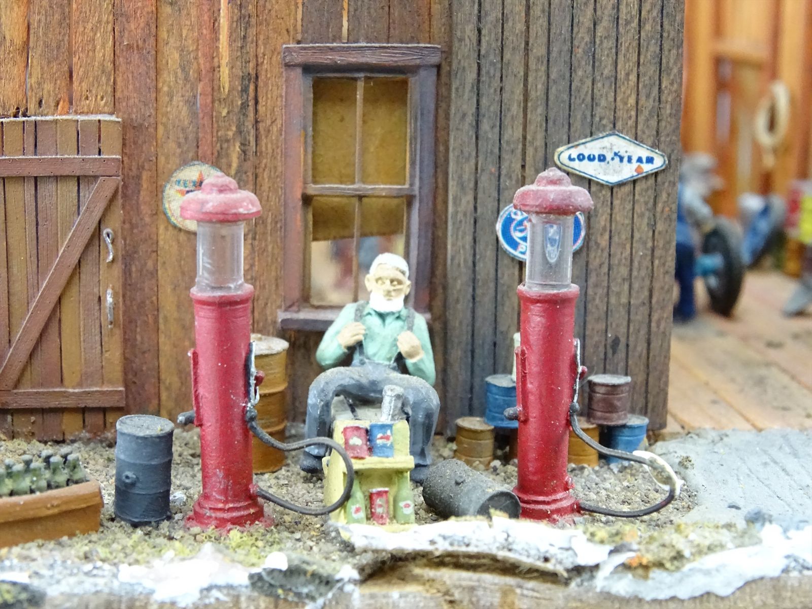 HO 1:87 FSM #130 Ezra Coopers Garage 8 x 8 Diorama - Pro-Built ...