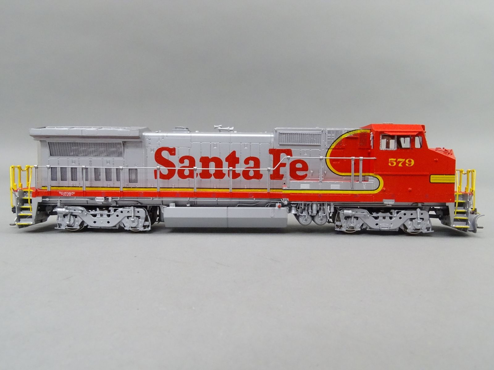 HO Brass Model - OMI 5841.1 ATSF Warbonnet Dash 8-40BW #579 - 1992 Run ...