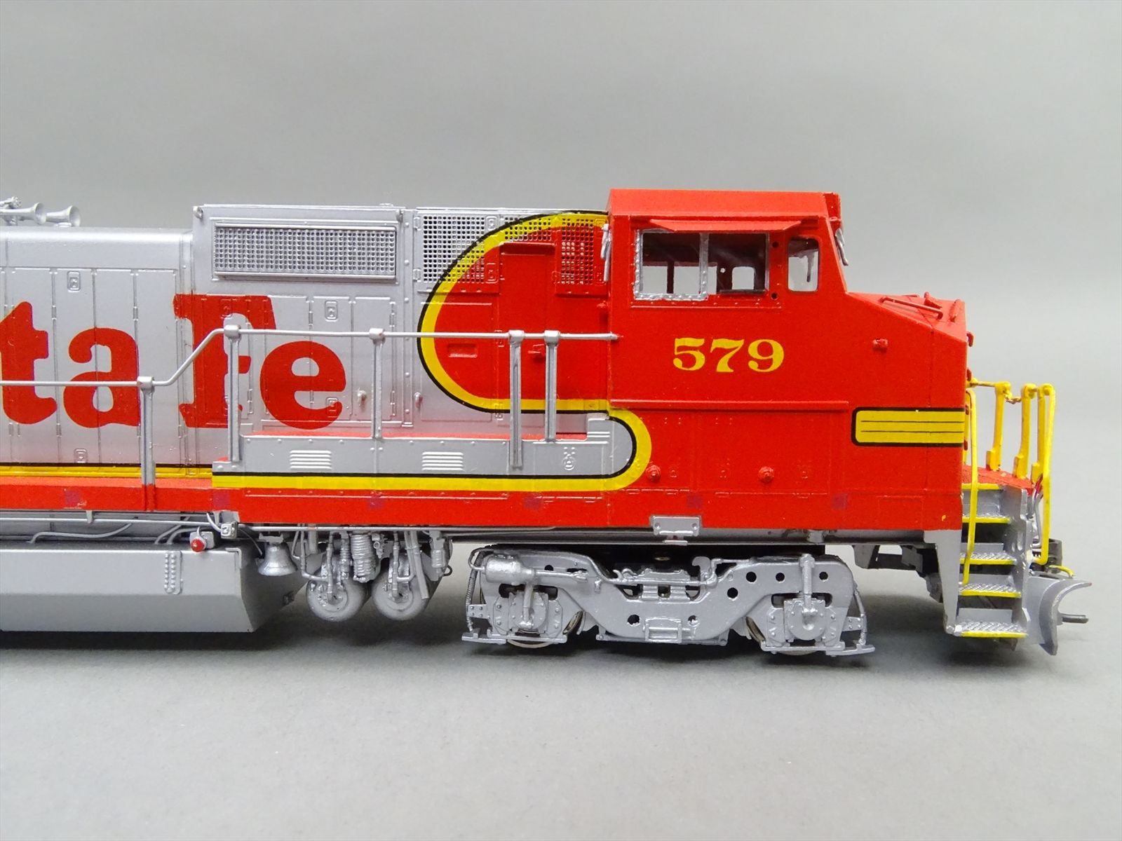 HO Brass Model - OMI 5841.1 ATSF Warbonnet Dash 8-40BW #579 - 1992 Run ...