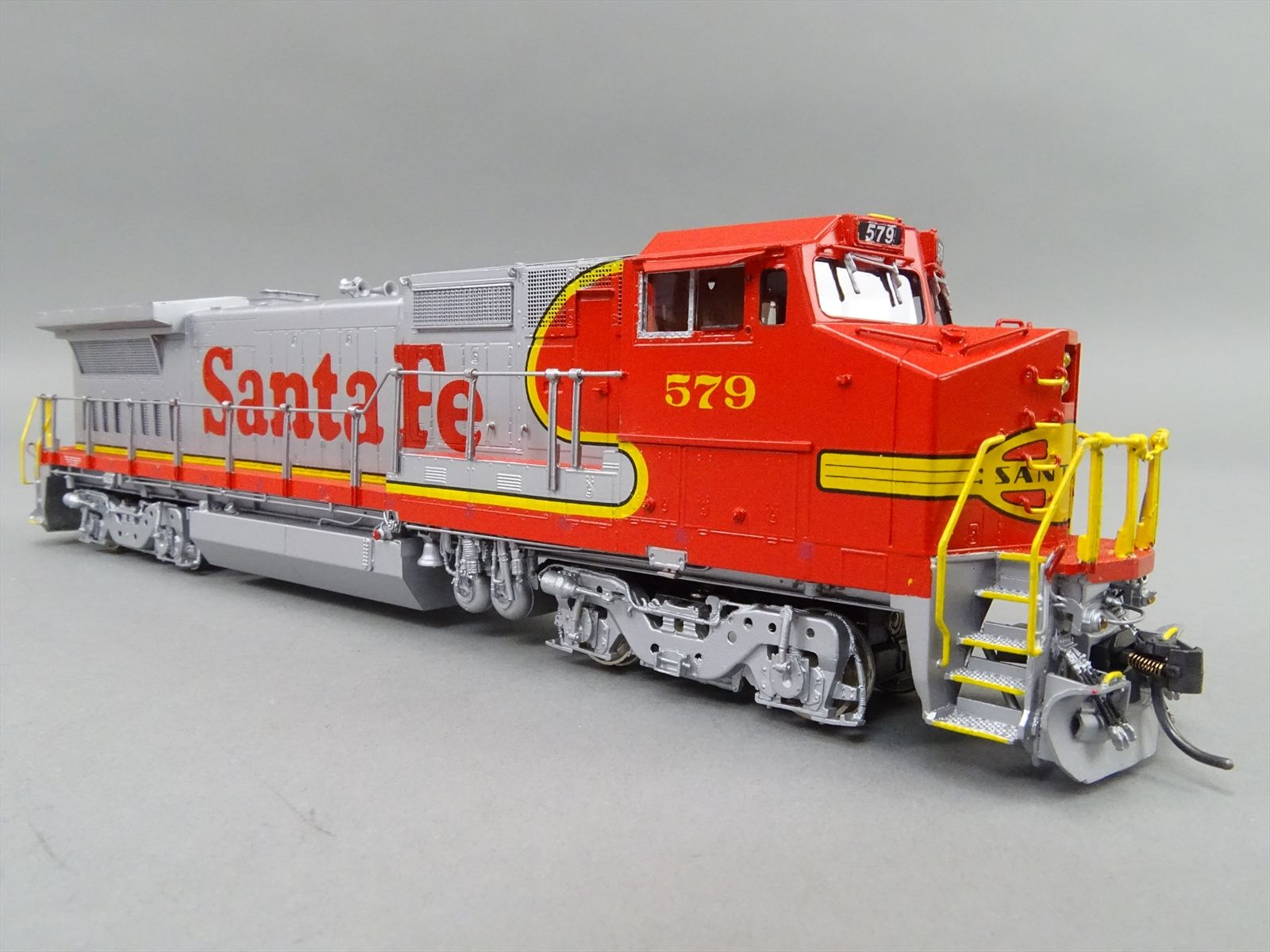 HO Brass Model - OMI 5841.1 ATSF Warbonnet Dash 8-40BW #579 - 1992 Run ...