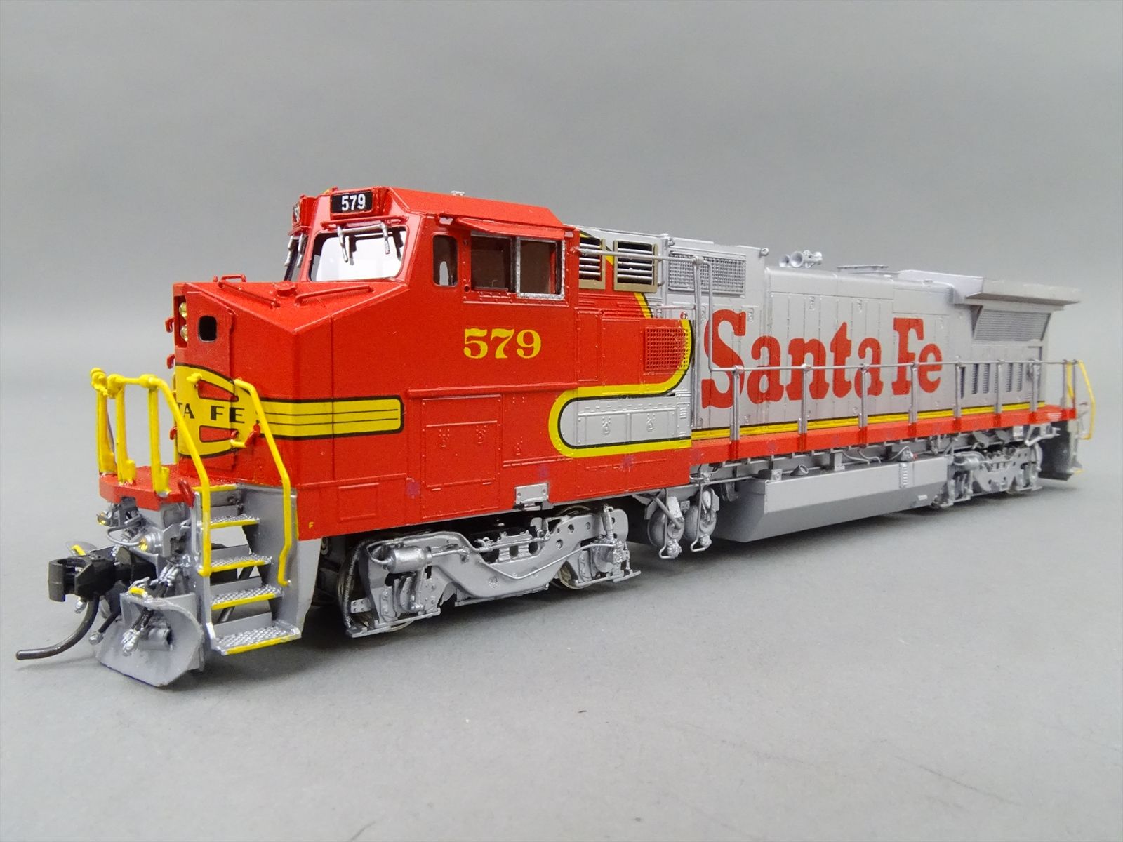 HO Brass Model - OMI 5841.1 ATSF Warbonnet Dash 8-40BW #579 - 1992 Run ...